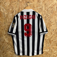 Lade das Bild in den Galerie-Viewer, Camiseta Juventus 1999-00 Home Inzaghi #9 Kappa Vintage - L/XL
