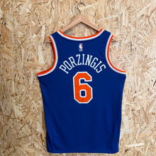 Cargar imagen en el visor de la galería, Camiseta New York Knicks Road 2018/19 Kristaps Porzingis #6 Nike Vintage - M/L