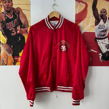 Cargar imagen en el visor de la galería, Chaqueta Bomber Satinada San Francisco 49ers Chalk Line Early 90’s Vintage - M/L