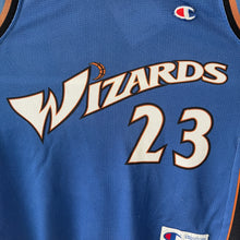 Charger l'image dans la galerie, Camiseta Washington Wizards Road 2001-03 Michael Jordan #23 Champion Vintage - XS