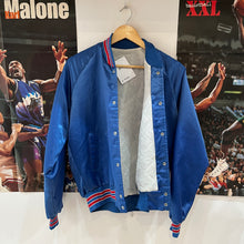 Cargar imagen en el visor de la galería, Chaqueta Bomber Satinada New England Patriots 80’s Chalk Line Vintage - S/M