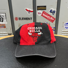Cargar imagen en el visor de la galería, Gorra Chicago Bulls Competitor 90s Vintage