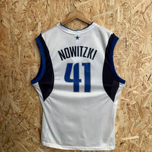 Cargar imagen en el visor de la galería, Camiseta Dallas Mavericks Home 2002/04 Dirk Nowitzky #41 Reebok Vintage - M/L
