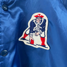 Cargar imagen en el visor de la galería, Chaqueta Bomber Satinada New England Patriots 80’s Chalk Line Vintage - S/M