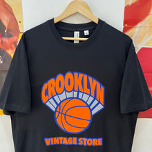 Carregar imagem no visualizador da galeria, Camiseta Oversize “Crooklyn Court”