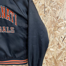 Cargar imagen en el visor de la galería, Chaqueta Bomber Satinada Cincinnati Bengals Late 80’s Chalk Line Vintage - L Youth