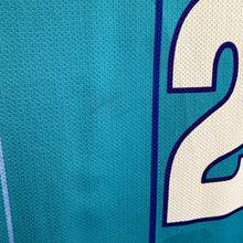 Charger l'image dans la galerie, Camiseta Charlotte Hornets 1993/94 Road Larry Johnson #2 Champion Vintage - M/L