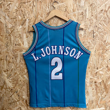 Charger l'image dans la galerie, Camiseta Charlotte Hornets 1993/94 Road Larry Johnson #2 Champion Vintage - M/L