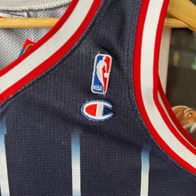 Cargar imagen en el visor de la galería, Camiseta Houston Rockets Road 1997-98 Hakeem Olajuwon #34 Champion Vintage - S/M