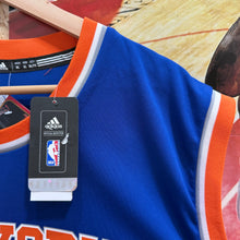 Lade das Bild in den Galerie-Viewer, BNWT Camiseta New York Knicks Road 2016 Derrick Rose #25 Adidas - XL/XXL
