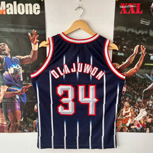 Cargar imagen en el visor de la galería, Camiseta Houston Rockets Road 1997-98 Hakeem Olajuwon #34 Champion Vintage - S/M