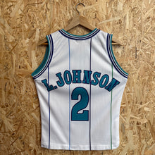 Cargar imagen en el visor de la galería, Camiseta Charlotte Hornets 1994/95 Home Larry Johnson #2 Champion Vintage - XS/S