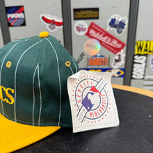 Carregar imagem no visualizador da galeria, BNWT Gorra Oakland Athletics 90s Drew Pearson Vintage