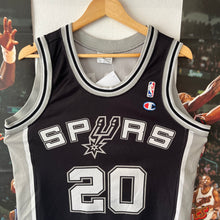 Cargar imagen en el visor de la galería, Camiseta San Antonio Spurs Road 2004-08 Manu Ginobili #20 Champion Vintage - S/M