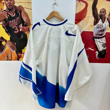 Cargar imagen en el visor de la galería, BNWOT Camiseta Hockey Finlandia 1997 Home Nike Vintage - XL/XXL
