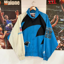 Cargar imagen en el visor de la galería, Chaqueta Ligera Carolina Panthers Logo Athletic “Sharktooth” 1994 Vintage - M/L