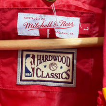 Cargar imagen en el visor de la galería, BNWT Chaqueta Ligera Atlanta Hawks 2018 Mitchell & Ness Vintage - M/L