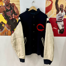 Cargar imagen en el visor de la galería, Chaqueta Bomber Varsity Cleveland Indians Identity INC Vintage 90’s - L/XL
