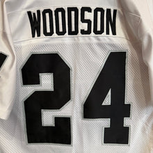 Load image into Gallery viewer, Camiseta Oakland Raiders 1998/99 Road Charles Woodson #24 Nike Vintage - XL/XXL