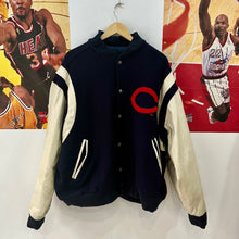 Cargar imagen en el visor de la galería, Chaqueta Bomber Varsity Cleveland Indians Identity INC Vintage 90’s - L/XL
