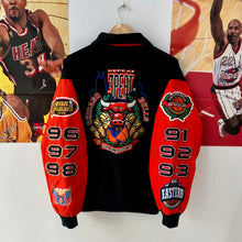 Cargar imagen en el visor de la galería, Chaqueta Chicago Bulls Repeat Three Peat 1998 Jeff Hamilton Vintage - M/L