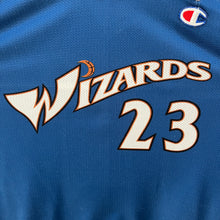 Carregar imagem no visualizador da galeria, Camiseta Washington Wizards Road 2001-03 Michael Jordan #23 Champion Vintage - XL Youth