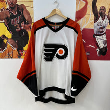 Cargar imagen en el visor de la galería, BNWOT Camiseta Philadelphia Flyers Nike Home Vintage 1997 - L/XL