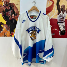 Cargar imagen en el visor de la galería, BNWOT Camiseta Hockey Finlandia 1997 Home Nike Vintage - XL/XXL