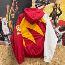 Cargar imagen en el visor de la galería, BNWT Chaqueta Ligera Atlanta Hawks 2018 Mitchell & Ness Vintage - M/L