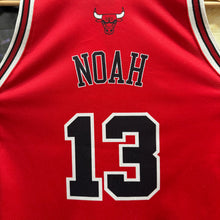 Cargar imagen en el visor de la galería, Camiseta Chicago Bulls Road 2009/10 Joakim Noah #13 Champion Vintage - M Youth