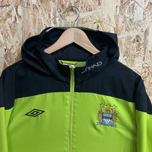 Cargar imagen en el visor de la galería, Chaqueta Manchester City 2011-12 Umbro Vintage - L/XL