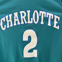 Carregar imagem no visualizador da galeria, Camiseta Charlotte Hornets Road 1991-92 Larry Johnson #2 Champion Vintage - M/L
