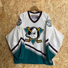 Cargar imagen en el visor de la galería, BNWT Camiseta Anaheim Mighty Ducks 2000/03 CCM Vintage - XL/XXL