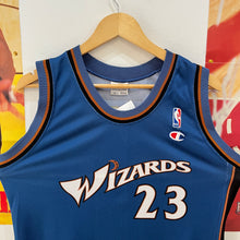 Carregar imagem no visualizador da galeria, Camiseta Washington Wizards Road 2001-03 Michael Jordan #23 Champion Vintage - XL Youth