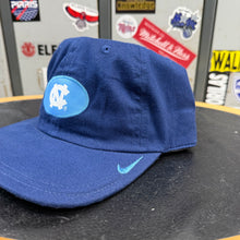 Cargar imagen en el visor de la galería, BNWOT Gorra North Carolina Tar Heels 1998 Nike Vintage