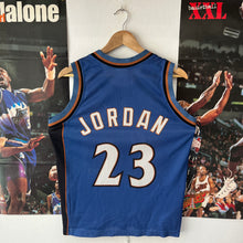 Charger l'image dans la galerie, Camiseta Washington Wizards Road 2001-03 Michael Jordan #23 Champion Vintage - XS