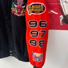 Cargar imagen en el visor de la galería, Chaqueta Chicago Bulls Repeat Three Peat 1998 Jeff Hamilton Vintage - M/L