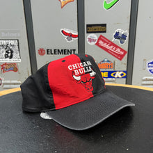 Cargar imagen en el visor de la galería, Gorra Chicago Bulls Competitor 90s Vintage