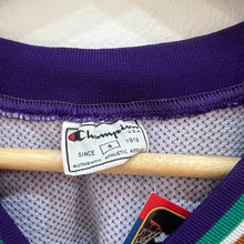 Cargar imagen en el visor de la galería, Camiseta Utah Jazz Road 1998-99 Karl Malone #32 Champion Vintage - S/M