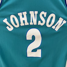 Carregar imagem no visualizador da galeria, Camiseta Charlotte Hornets Road 1991-92 Larry Johnson #2 Champion Vintage - M/L