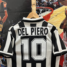 Cargar imagen en el visor de la galería, Camiseta Juventus 1995-96 Home Del Piero #10 Kappa Vintage - S/M