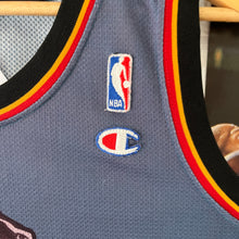 Cargar imagen en el visor de la galería, Camiseta Detroit Pistons Road 1996-97 Grant Hill #33 Champion Vintage - M/L