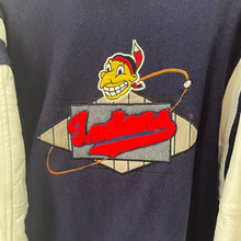 Cargar imagen en el visor de la galería, Chaqueta Bomber Varsity Cleveland Indians Identity INC Vintage 90’s - L/XL