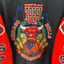 Cargar imagen en el visor de la galería, Chaqueta Chicago Bulls Repeat Three Peat 1998 Jeff Hamilton Vintage - M/L