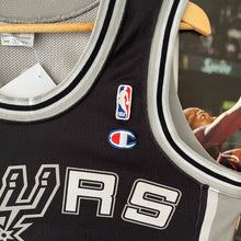 Cargar imagen en el visor de la galería, Camiseta San Antonio Spurs Road 2004-08 Manu Ginobili #20 Champion Vintage - S/M