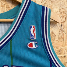Charger l'image dans la galerie, Camiseta Charlotte Hornets 1993/94 Road Larry Johnson #2 Champion Vintage - M/L