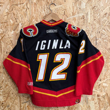 Load image into Gallery viewer, Camiseta Calgary Flames 2003/06 Third Jarome Iginla CCM Vintage - S/M YOUTH
