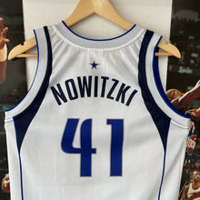 Cargar imagen en el visor de la galería, Camiseta Dallas Mavericks Home 2000-03 Dirk Nowitzki #41 Champion Vintage - XS/S