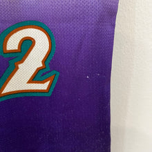 Cargar imagen en el visor de la galería, Camiseta Utah Jazz Road 1998-99 Karl Malone #32 Champion Vintage - S/M