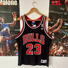 Carregar imagem no visualizador da galeria, Camiseta Chicago Bulls Alternate 1996-98 Michael Jordan #23 Champion Vintage - S/M